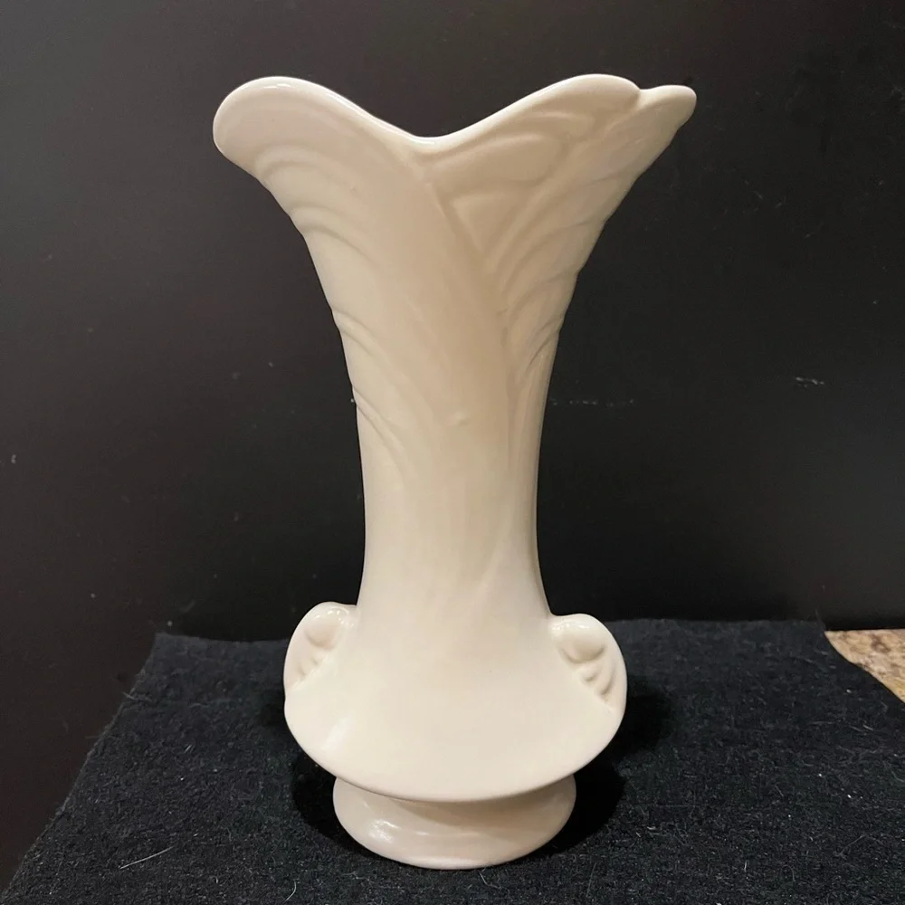 Vintage Shawnee Pottery Vase Ruffled Rim Pedestal Base 9" Matte Cream USA - Picture 5 of 15